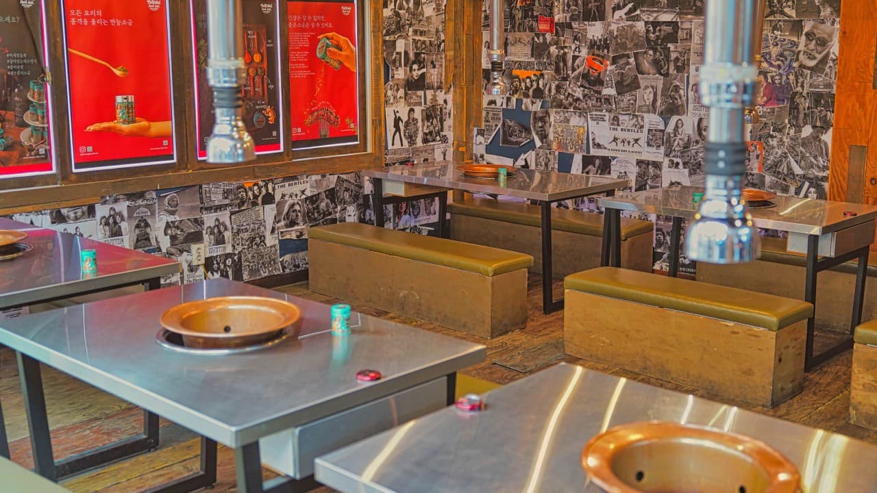 도마 홍대본점 매장 내부 — interior of Doma Hongdae Korean BBQ (구운고기 · 烤肉) restaurant in Hongdae · 5