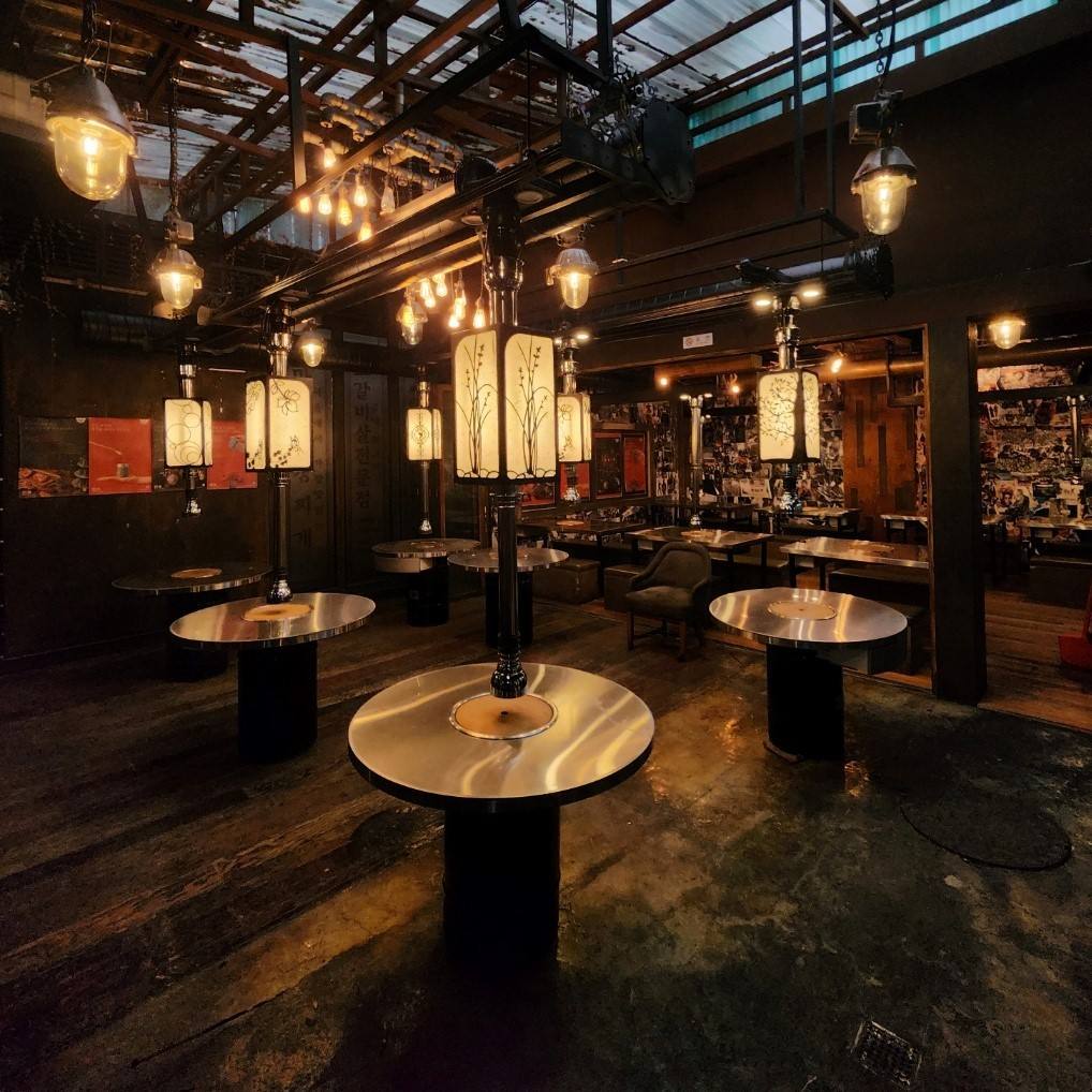 도마 홍대점 매장 내부 — interior of Doma Hongdae Korean BBQ (구운고기 · 烤肉) restaurant in Hongdae · 1